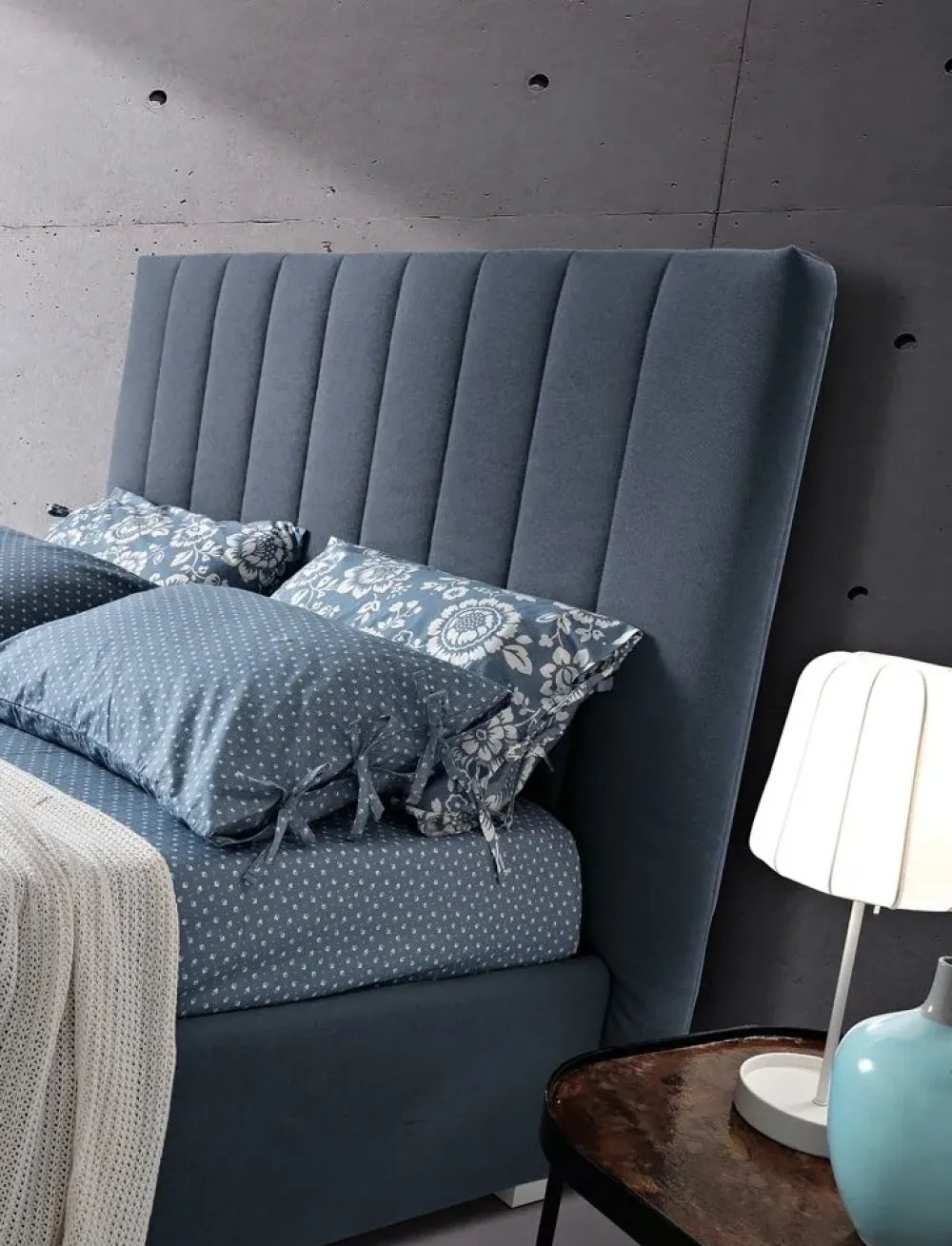 Artigiana letti Letto imbottito con contenitore Navajo alto a prezzo ribassato- Letti