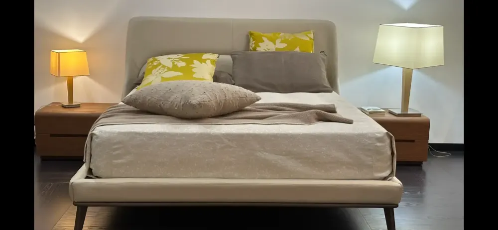 Letto imbottito con gambe Ulisse a prezzo ribassato^La Falegnami Hot