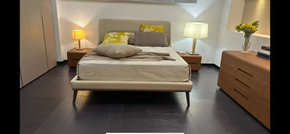 Letto imbottito con gambe Ulisse a prezzo ribassato^La Falegnami Hot