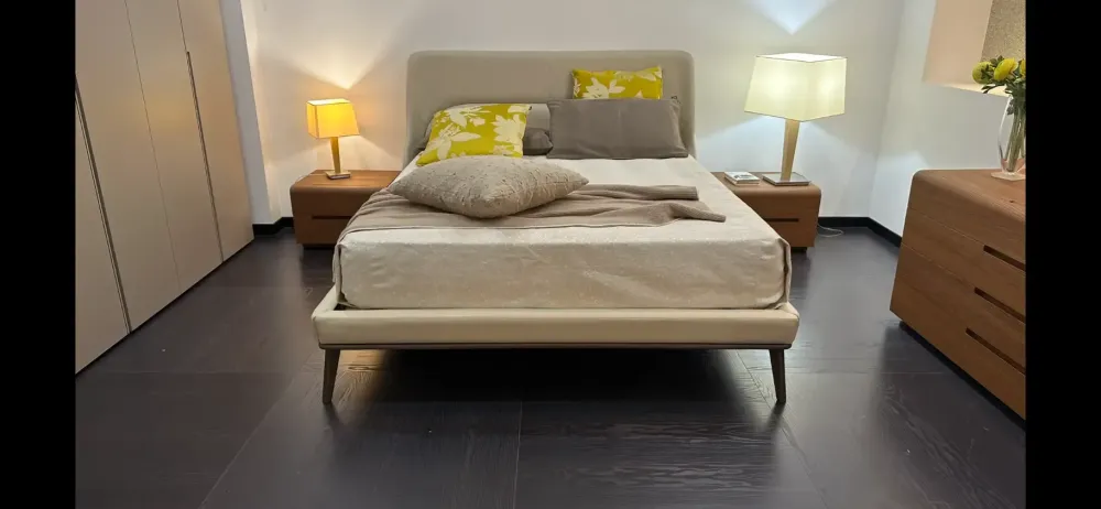 Letto imbottito con gambe Ulisse a prezzo ribassato^La Falegnami Hot