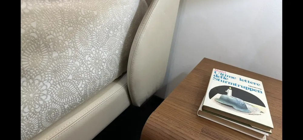 Letto imbottito con gambe Ulisse a prezzo ribassato^La Falegnami Hot