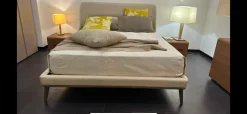 Letto imbottito con gambe Ulisse a prezzo ribassato^La Falegnami Hot
