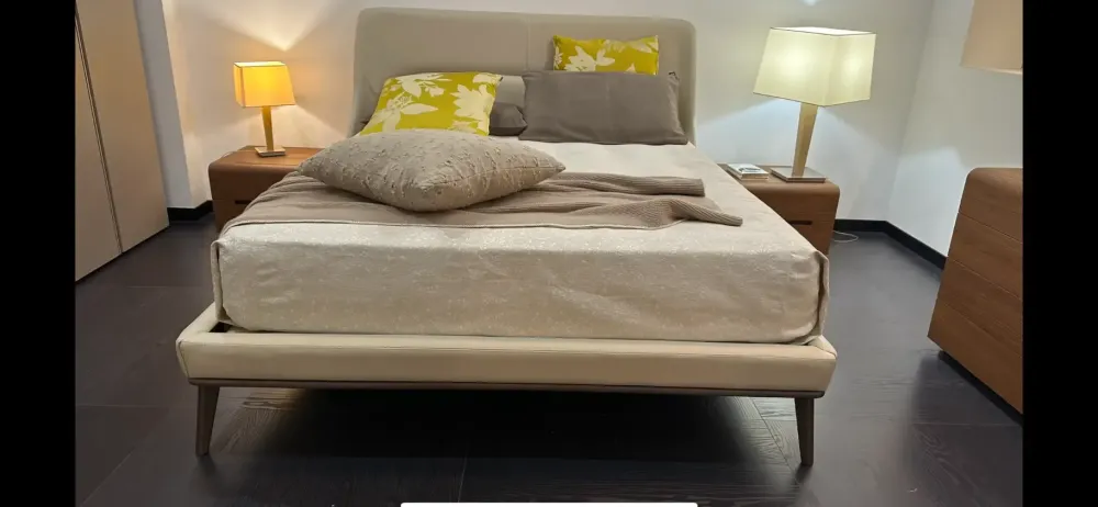 Letto imbottito con gambe Ulisse a prezzo ribassato^La Falegnami Hot