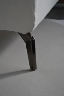 Clearance Letto imbottito con gambe Pegaso a prezzo ribassato Letti