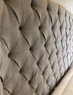 Letto imbottito con giroletto Letto testata alta capitonè sottocosto  a prezzo scontato^Artigianale Discount