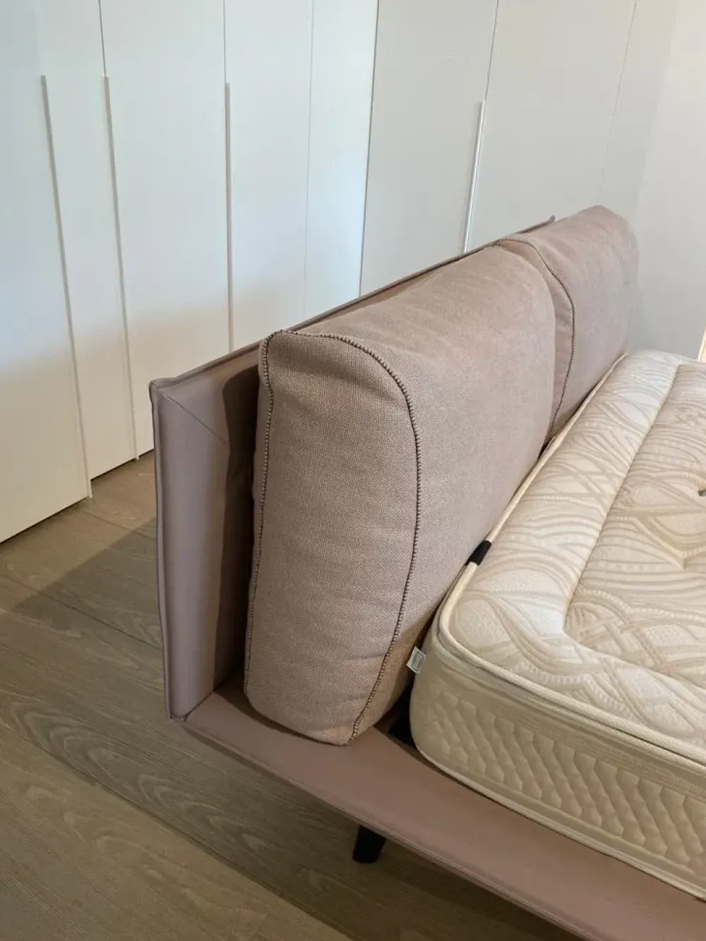 Rima salotti Letto imbottito con giroletto Letto "momo" a prezzo scontato- Letti