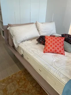 Rima salotti Letto imbottito con giroletto Letto "momo"  a prezzo scontato- Letti