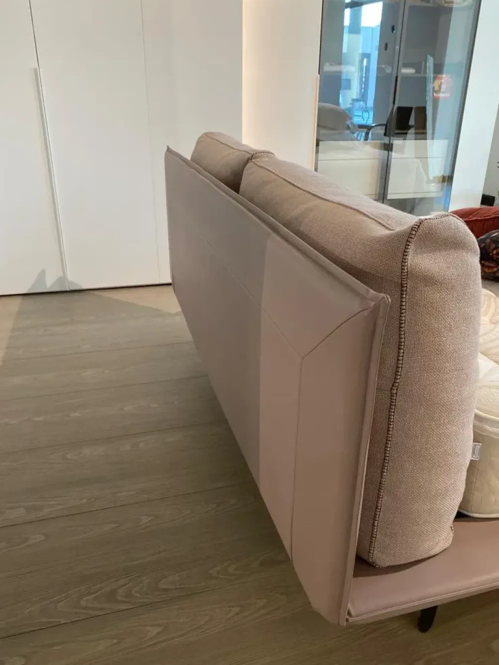 Rima salotti Letto imbottito con giroletto Letto "momo" a prezzo scontato- Letti