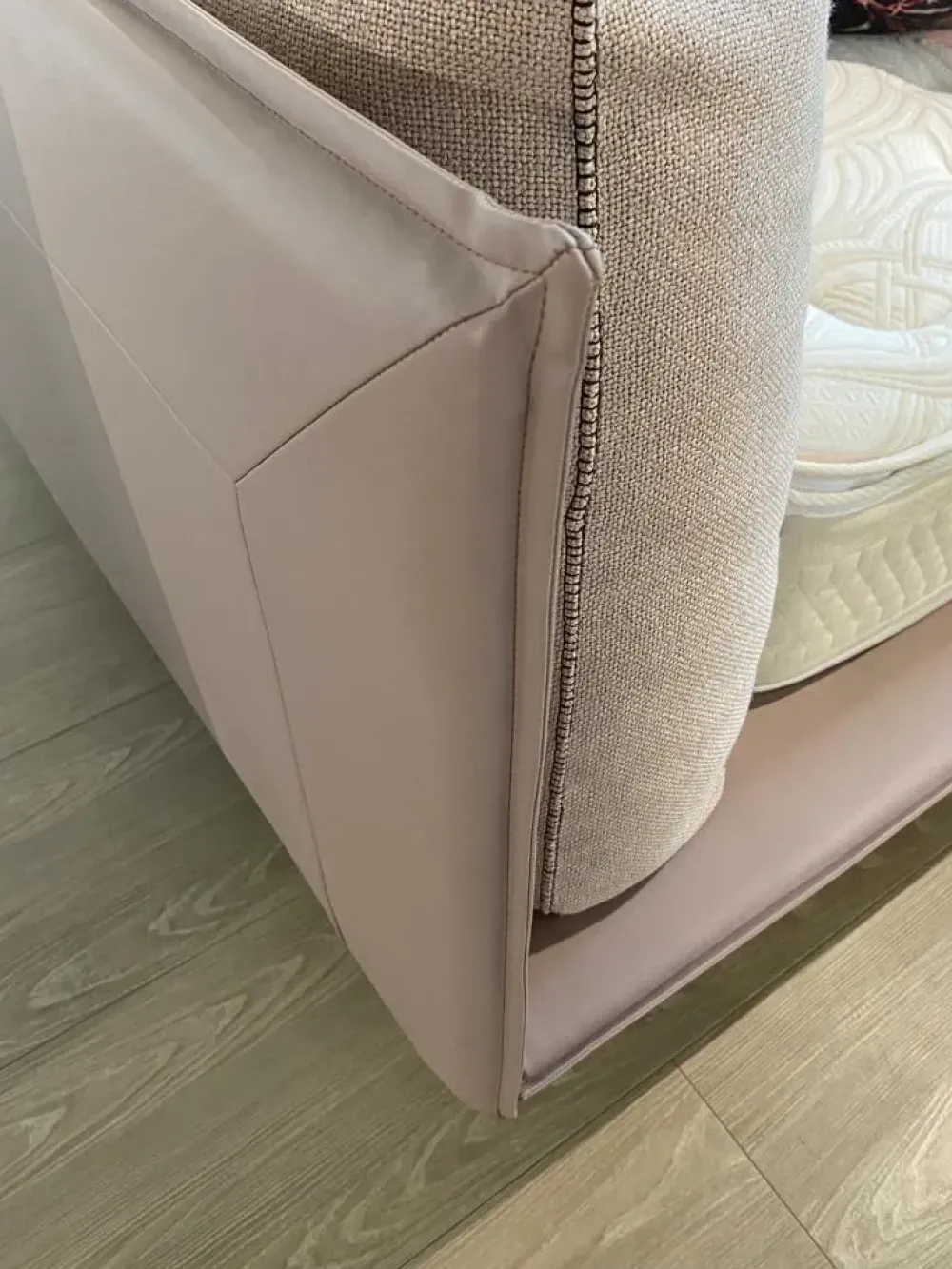 Rima salotti Letto imbottito con giroletto Letto "momo" a prezzo scontato- Letti