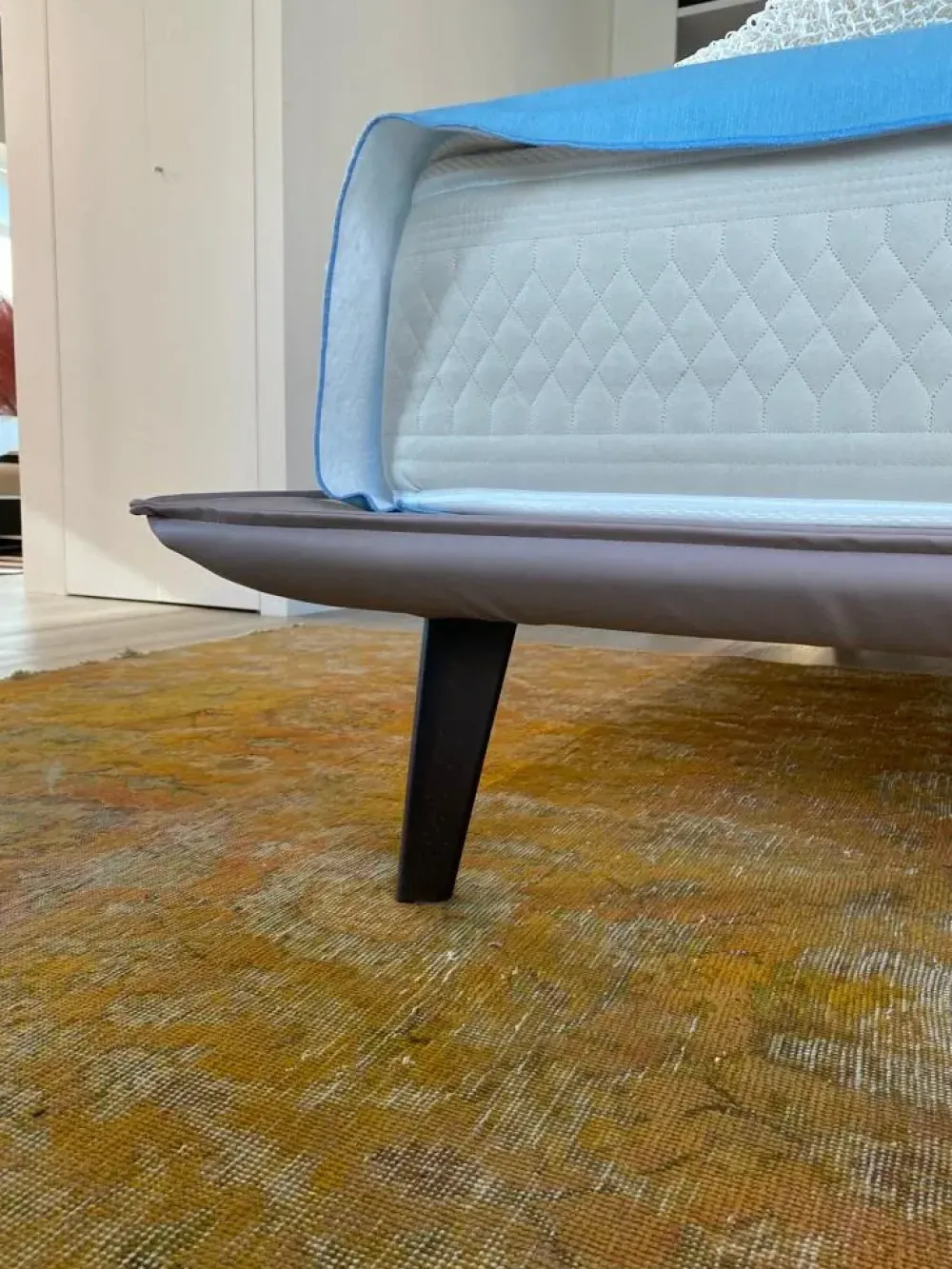 Rima salotti Letto imbottito con giroletto Letto "momo" a prezzo scontato- Letti