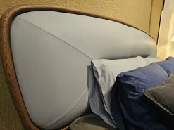 Letto imbottito con giroletto Romance a prezzo ribassato^Ozzio Discount