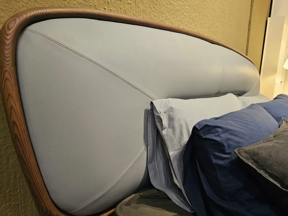 Letto imbottito con giroletto Romance a prezzo ribassato^Ozzio Discount