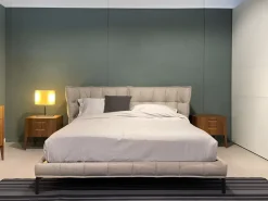 Letto imbottito con piedini Husk a prezzo scontato Letti