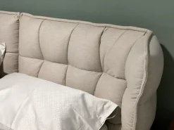 Letto imbottito con piedini Husk  a prezzo scontato Letti