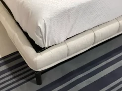 Letto imbottito con piedini Husk  a prezzo scontato Letti