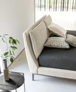 Letto imbottito con piedini Attico  a prezzo scontato Letti