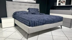 La casa moderna Letto imbottito con piedini Tuftè a prezzo scontato- Letti