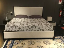 Clearance Letto imbottito con piedini Baia a prezzo ribassato Letti