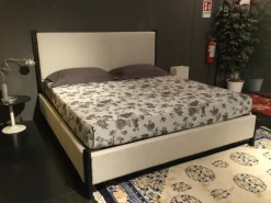 Clearance Letto imbottito con piedini Baia  a prezzo ribassato Letti