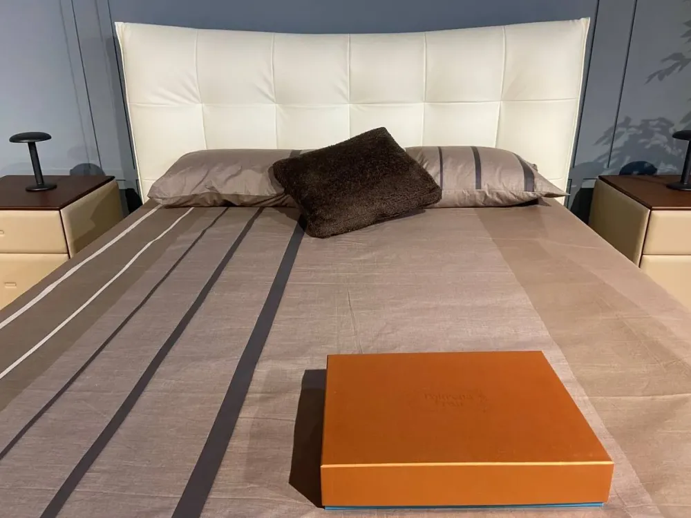 Letto imbottito modello Aurora tre: richiedi ora il prezzo riservato^Poltrona Frau Hot