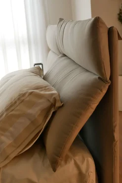 Oggioni Letto imbottito modello Plio di scontato 7%- Letti