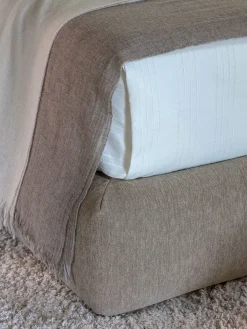 Letto imbottito modello Yuna: contatta il venditore per scoprire il prezzo^Flou Outlet