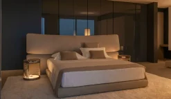 Letto imbottito modello Yuna: contatta il venditore per scoprire il prezzo^Flou Outlet