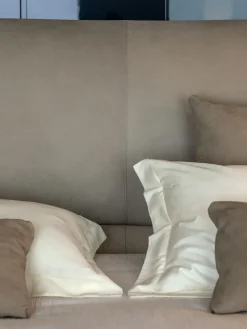 Letto imbottito modello Yuna: contatta il venditore per scoprire il prezzo^Flou Outlet