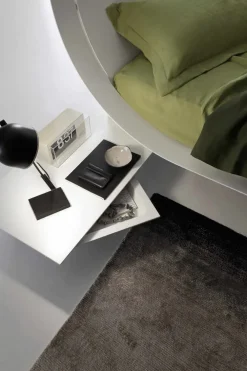 Presotto Letto in laccato con gambe Aqua  a prezzo ribassato- Letti