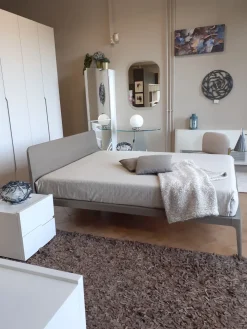 Letto in legno con gambe Zenit  a prezzo ribassato Letti