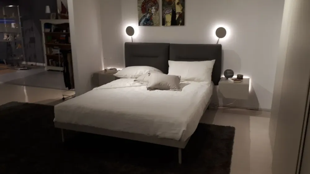 Caccaro LETTO Letto bishape con 2 testiere rettangolari e lampade led a PREZZI OUTLET- Letti
