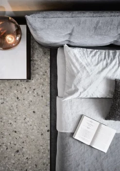 Letto matrimoniale con gambe Tuftè a prezzo scontato^NovaMobili Clearance