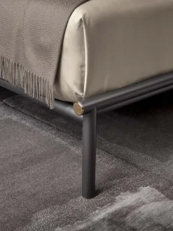 Flou Letto matrimoniale con piedini Iko a prezzo riservato- Letti