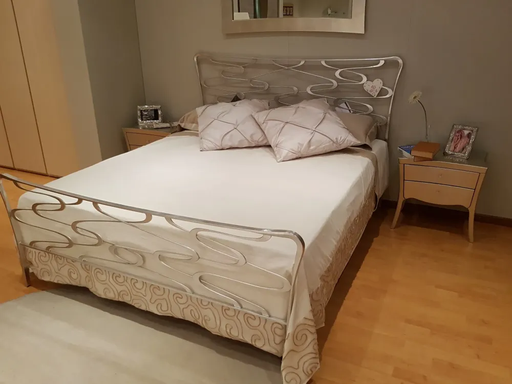 Clearance Letto matrimoniale con piedini Venice a prezzo scontato Letti