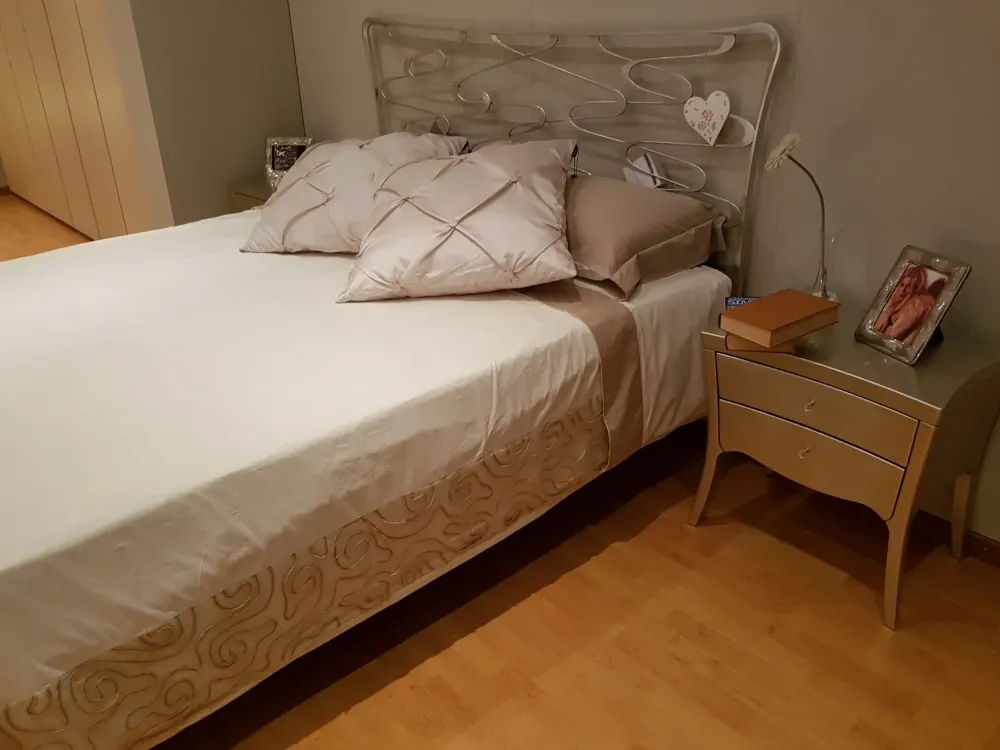 Clearance Letto matrimoniale con piedini Venice a prezzo scontato Letti