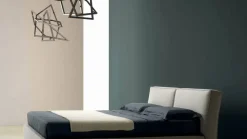 New Letto matrimoniale imbottito light di . Gambe moderne. Prezzo scontato! Letti