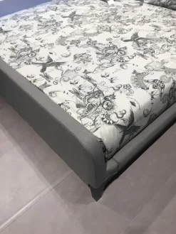 Outlet Letto moderno Ayame con gambe. Prezzo scontato! Letti