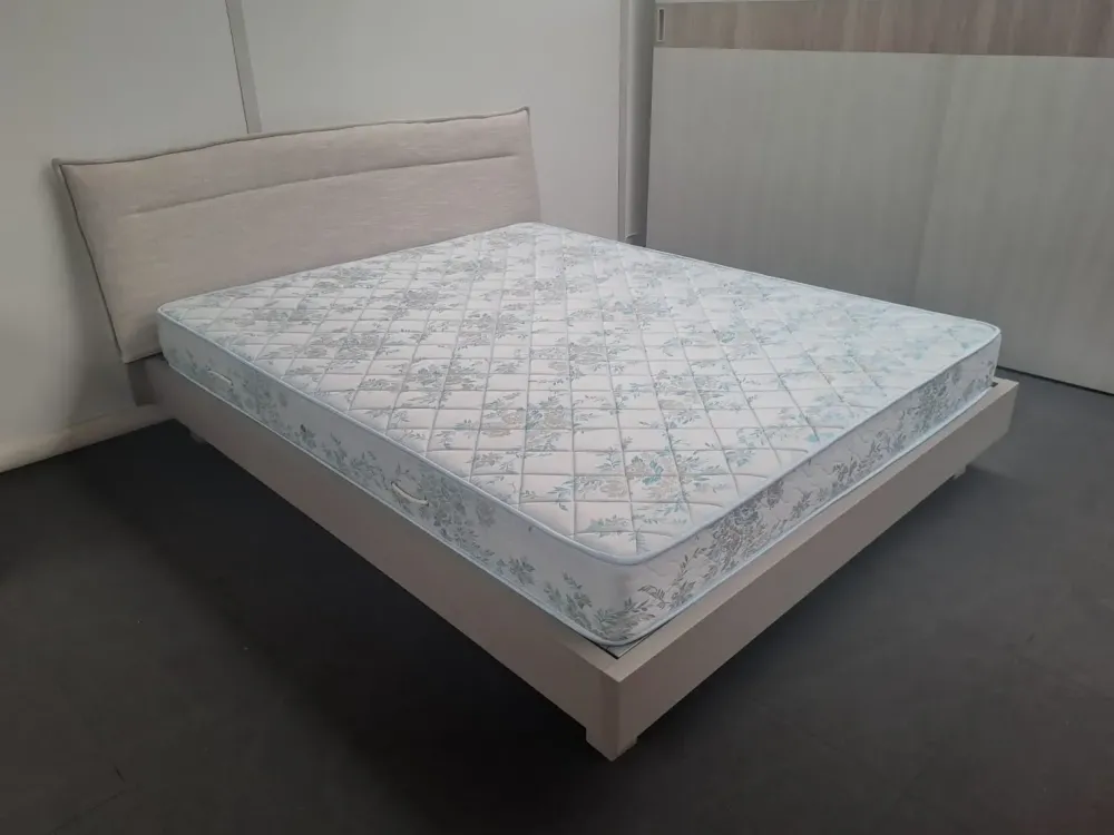 Letto moderno con gambe Tahiti a prezzo ribassato Letti