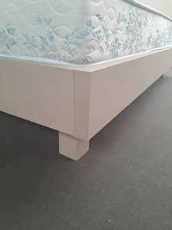 Letto moderno con gambe Tahiti a prezzo ribassato Letti