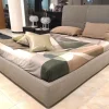 Letto moderno con giroletto Laze a prezzo scontato^Poliform Discount