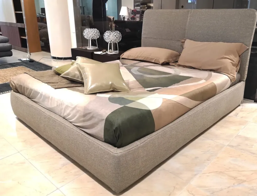 Letto moderno con giroletto Laze a prezzo scontato^Poliform Discount