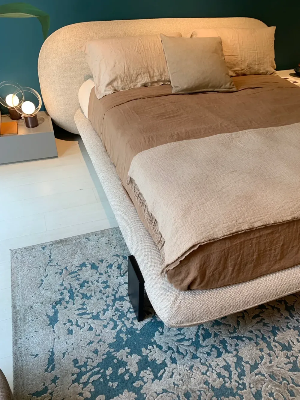 Letto moderno con piedini Wabi a prezzo scontato^Saba Clearance