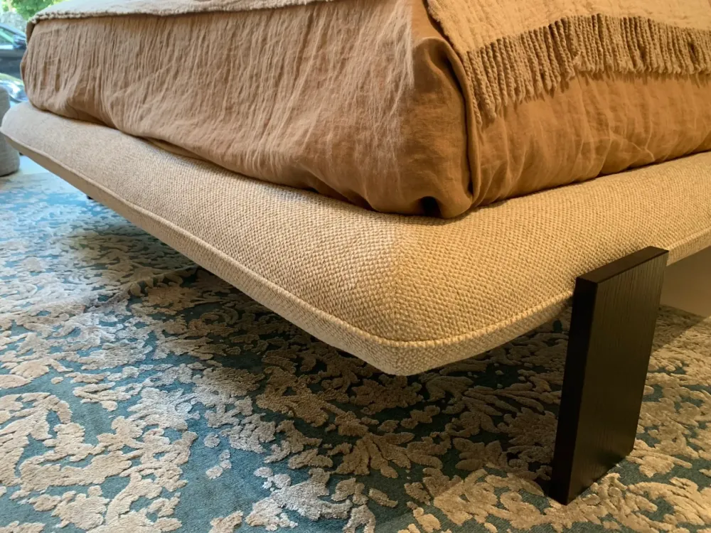 Letto moderno con piedini Wabi a prezzo scontato^Saba Clearance