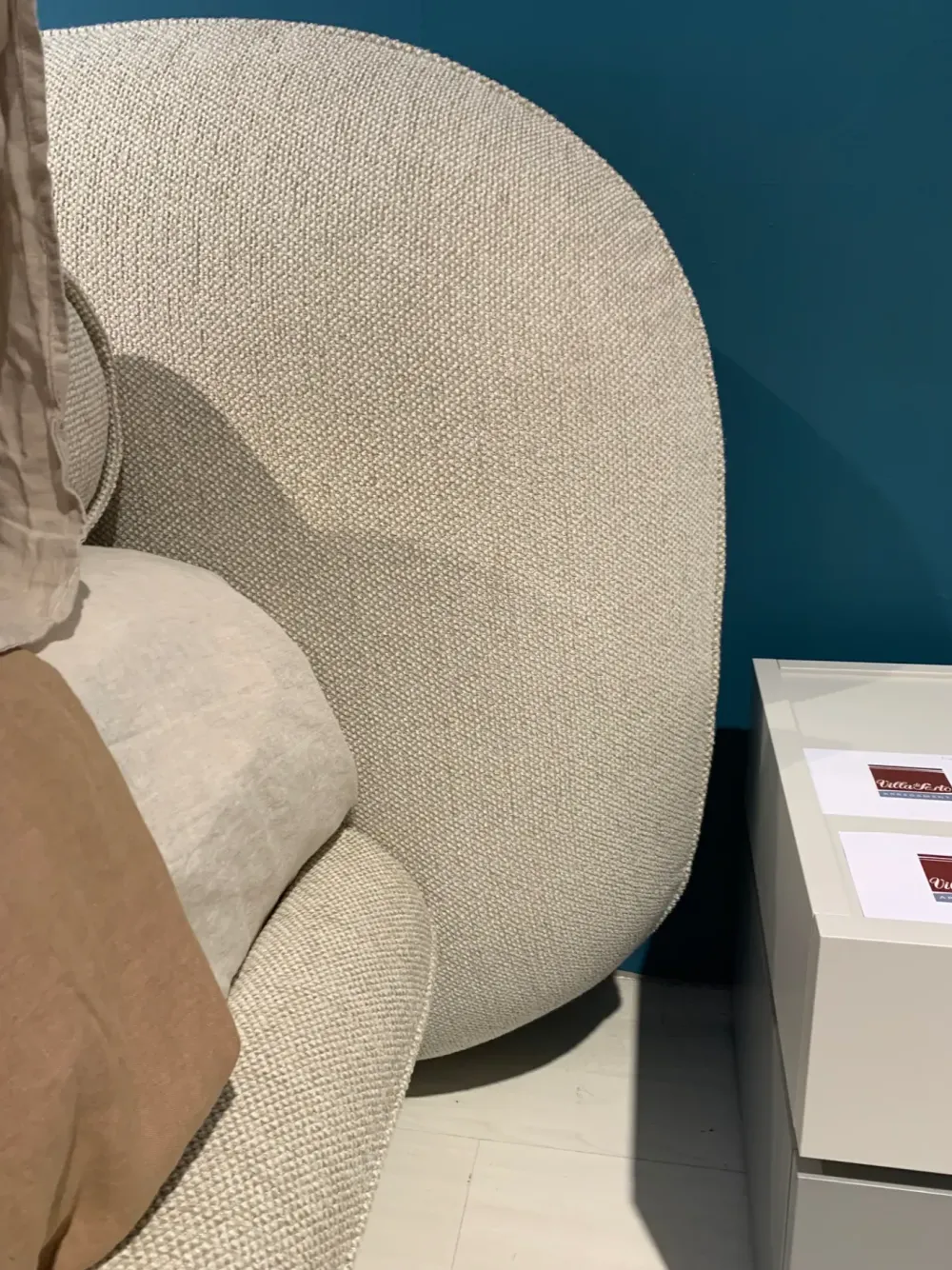 Letto moderno con piedini Wabi a prezzo scontato^Saba Clearance