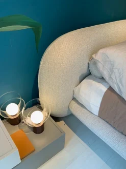 Letto moderno con piedini Wabi a prezzo scontato^Saba Clearance