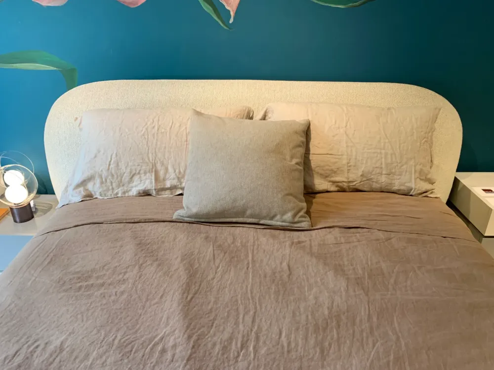 Letto moderno con piedini Wabi a prezzo scontato^Saba Clearance