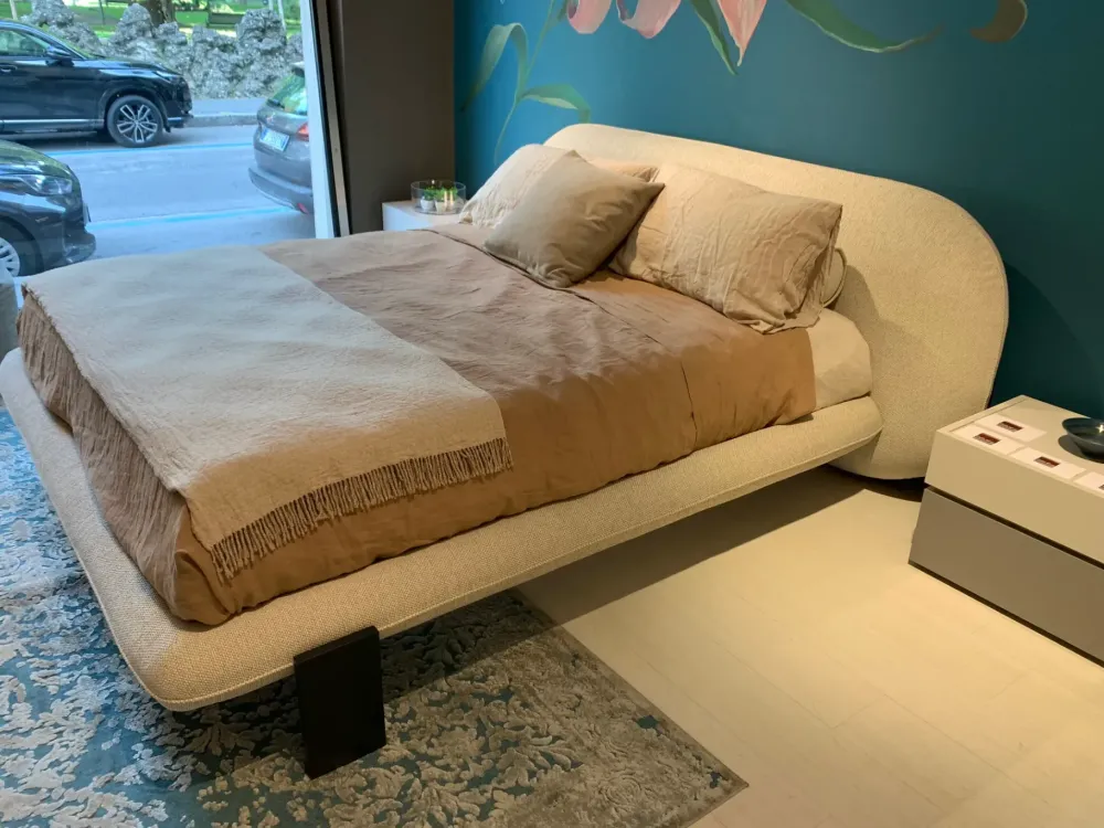 Letto moderno con piedini Wabi a prezzo scontato^Saba Clearance