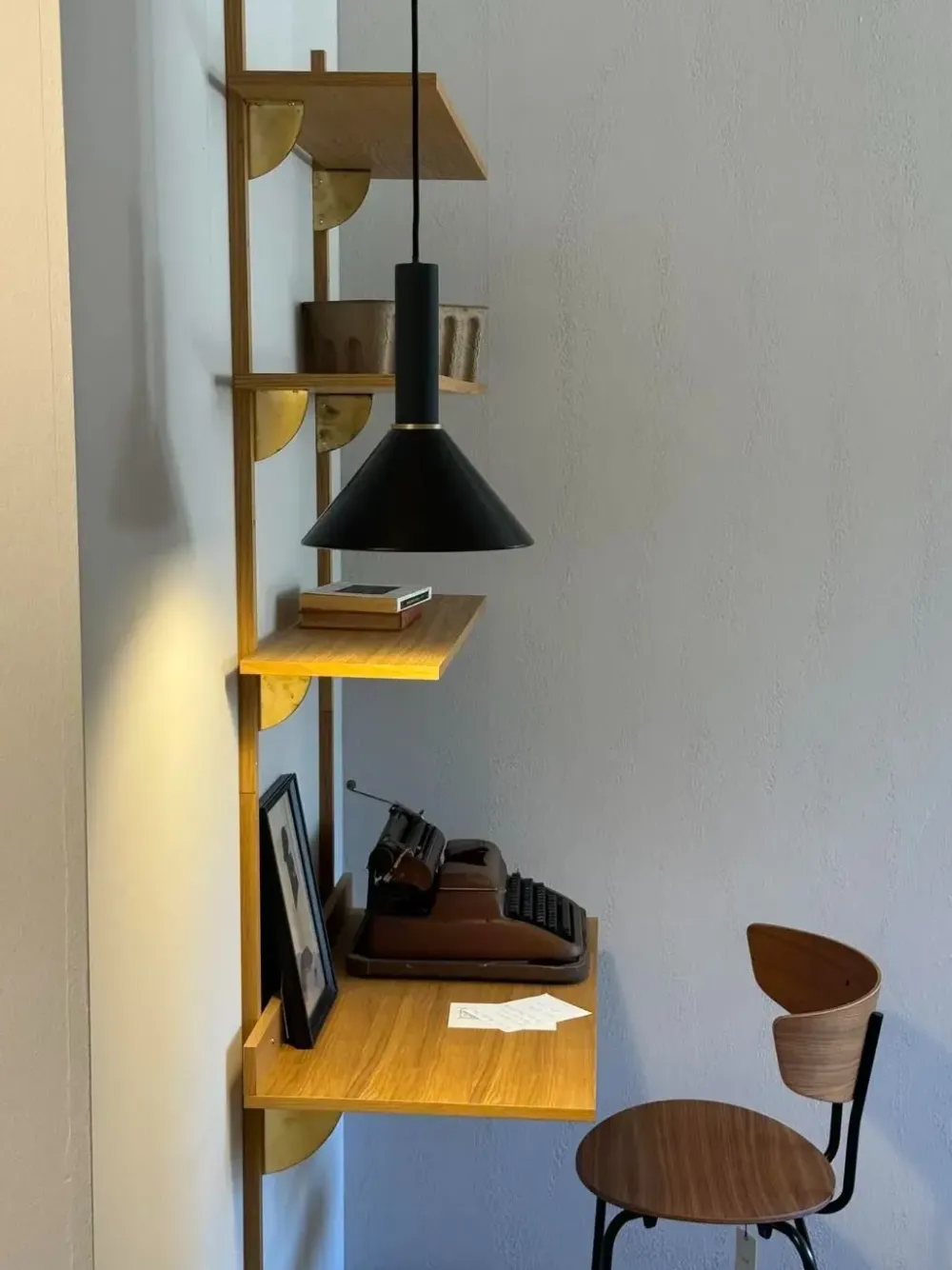 Sale Libreria in legno scontata -19%: scopri Ferm living sector Librerie