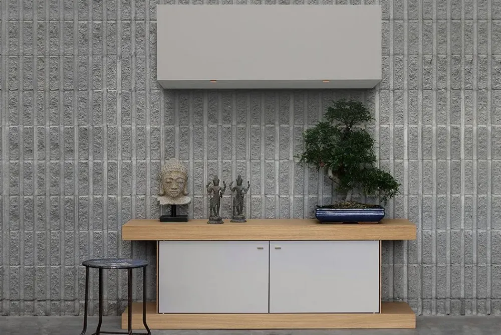 Forme’s Madia di in legno F2/form line 401 con pensili a prezzo riservato- Madie