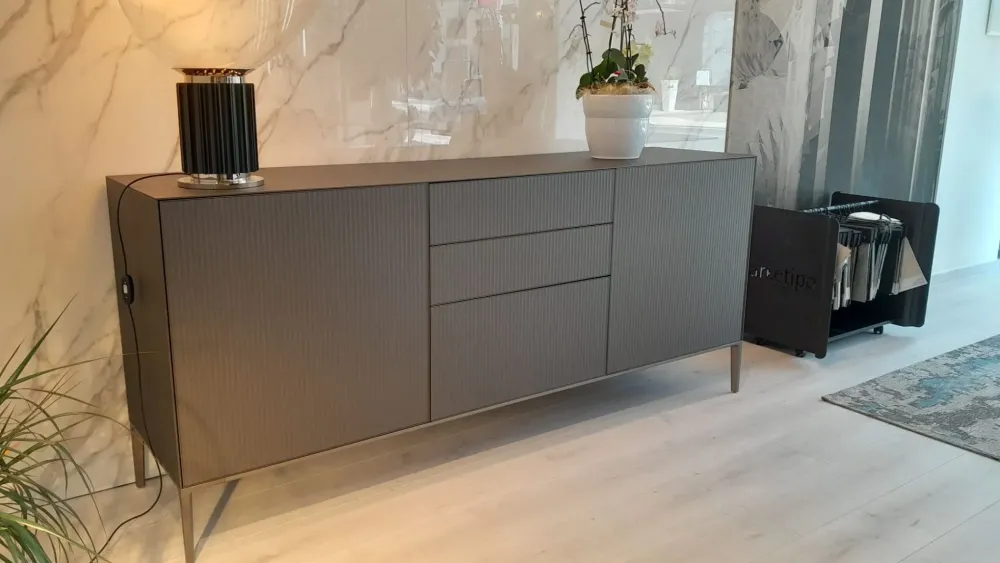 Madia in stile design Self di a prezzo scontato Madie